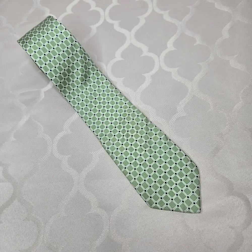 CHAPS Green White & Black Geometric  Patterned Silk Tie 48.5in Long x 3in Wide